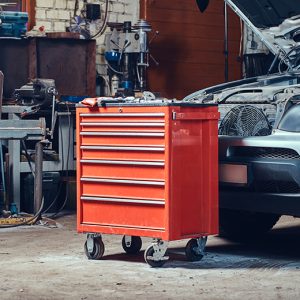 Un garage avec la réparation d'une voiture