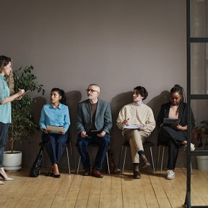 Une agence de recrutement avec des personnes qui recherche de travail