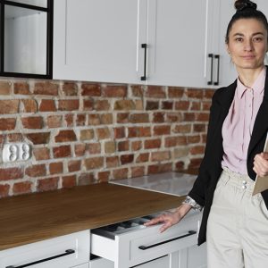 Un agent immobilier sur la visite d'un appartement