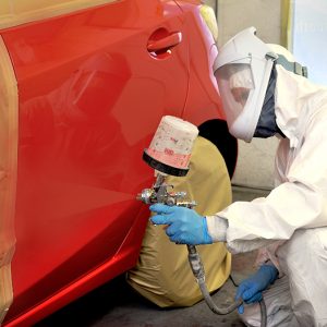 Un atelier de carrosserie automobile avec de la peinture