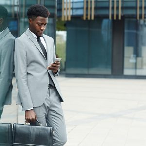 Un avocat sur son téléphone avec une malette
