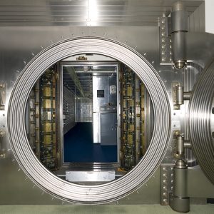 Une banque avec un coffre fort