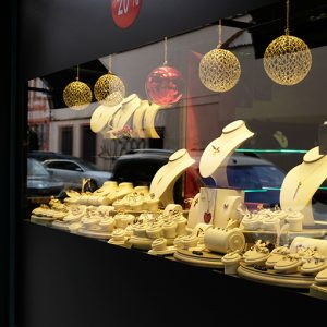 Un bijoutier avec sa vitrine de bijoux