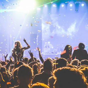 Une boite de nuit avec un dj
