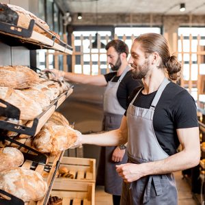 Une boulangerie avec du pain en vitrine