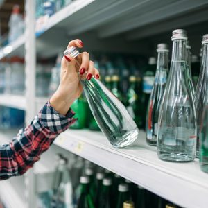 Une boutique de minéraux avec des bouteilles d'eaux