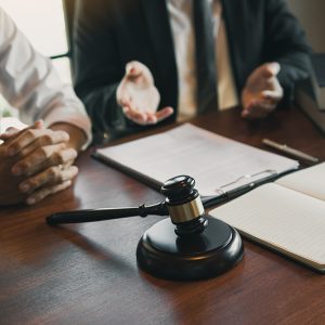 Un bureau des affaires juridiques avec un juge