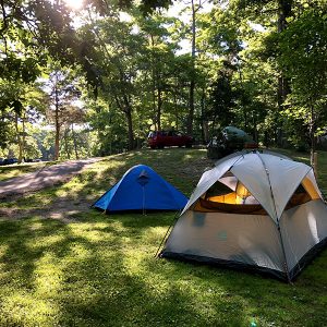 Un camping avec une toile de tente