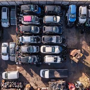 Une casse automobile avec plusieurs véhicules