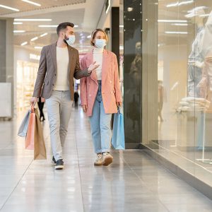 Un centre commercial avec une galerie marchande