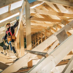 Un charpentier lors de la construction d'une charpente
