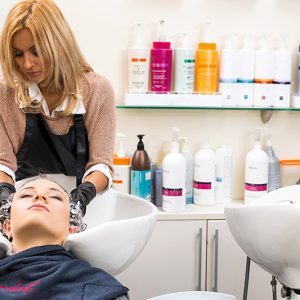 Une coiffeuse dans son salon pour les particuliers et entreprises
