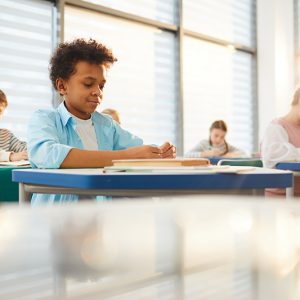 Un collège avec des enfants