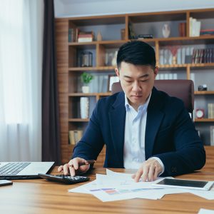 Un commissaire aux comptes dans son bureau
