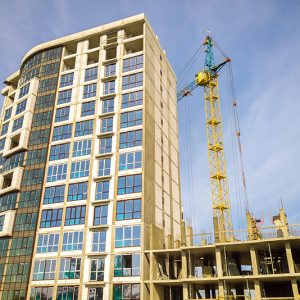 Un constructeur immobilier avec la construction d'un immeuble