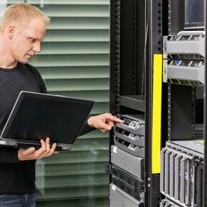 Un consultant en ingénierie avec des serveurs dans une entreprise