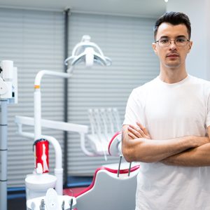 Un dentiste dans son cabinet