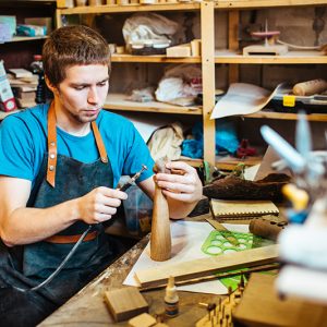 Un ébéniste qui travail du bois