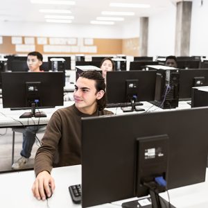 Une école informatique avec des étudiants