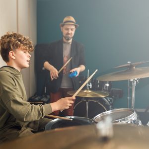 Une école de musique avec un enfant