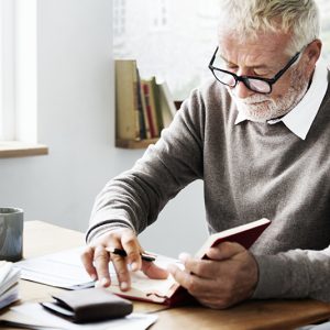 Un écrivain qui écrit un livre