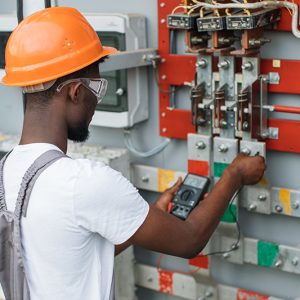 Un électricien qui répare l'électricité d'une maison
