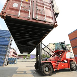 Une entreprise de manutention dans une zone portuaire