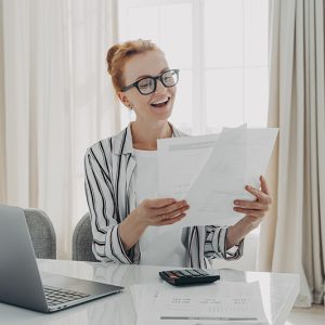 Une expert-comptable dans son bureau