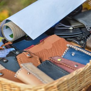 Un fabricant de maroquinerie avec des petits sacs