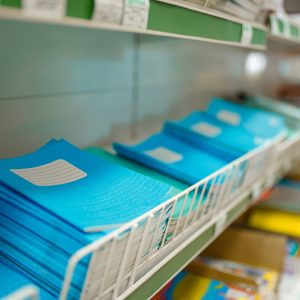 Un fabricant de papeterie avec des cahiers