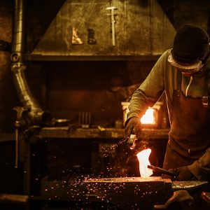 Un forgeron spécialisé en argent qui travaille