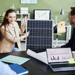 Un fournisseur d'équipement solaire avec des panneaux solaires