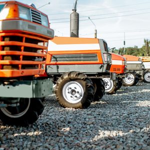Un fournisseur agricole avec des tracteurs