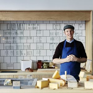 Une fromagerie avec un vendeur de fromage