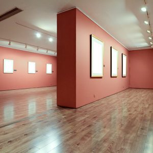 Une galerie d'art dans un musée avec un tableau d'art