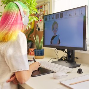 Une graphiste sur un ordinateur