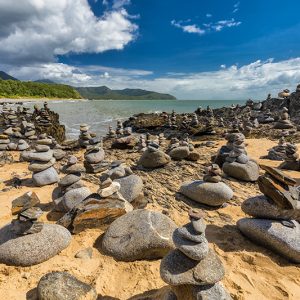 Un grossiste en pierres naturelles sur une plage