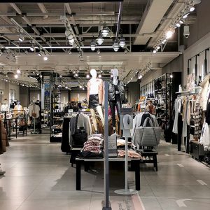Un magasin de grossiste en vêtement pour la revente