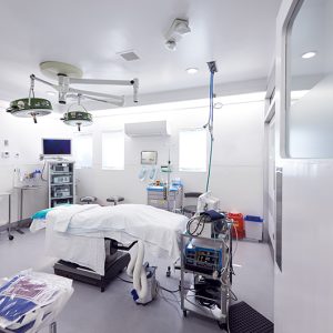 Une salle d'hôpital avec un lit médical