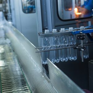 Une industrie de plastique de bouteille jetable
