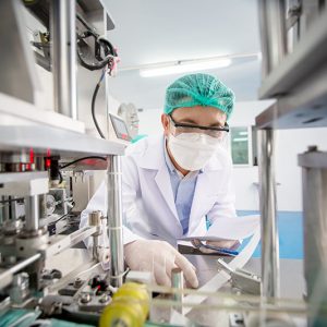 Un ingénieur en biotechnique dans son laboratoire