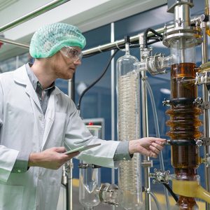 Un ingénieur chimiste dans un laboratoire