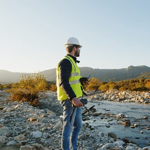Un ingénieur d'environnement dans un territoire protégé