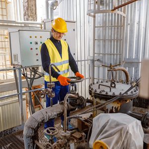 Un ingénieur gazier dans une industrie pétrolière