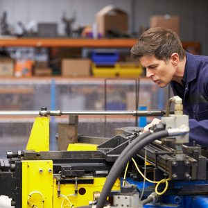 Un ingénieur hydraulique dans une usine