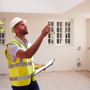 Un inspecteur immobilier dans une maison