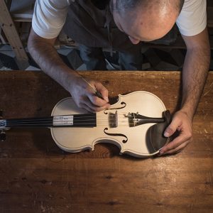 Un luthier pour le violon