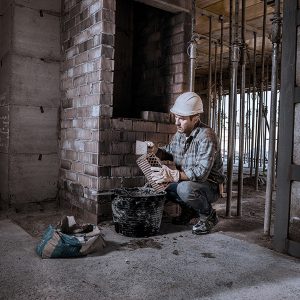 Un maçon lors de la construction d'une maison