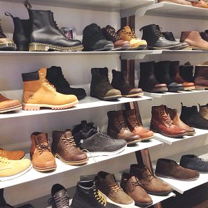 Un magasin de chaussures sur une étagère