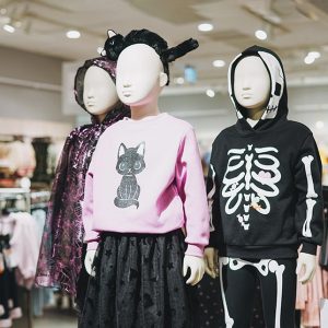 Un magasin de déguisement pour les enfants et adultes pour les fêtes